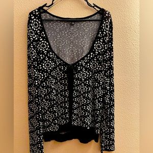 FASHION SWEATER BRAND NEW FROM INC WITH TAG BLACK & WHITE GORGEOUSLY BEAUTIFUL